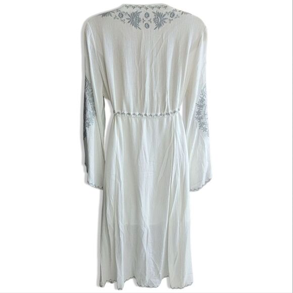 Mo Haun Yi Chu White Bell Sleeve High-Low Babydoll Boho Embroidered Dress - Picture 7 of 10